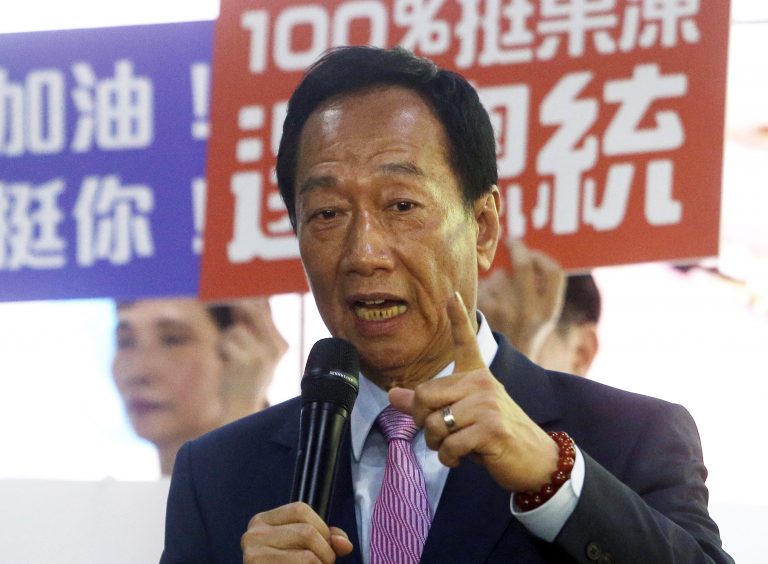 AP Photo, Terry Gou,Terry Gou, presidente de Foxconn, la mayor ensambladora mundial de productos electrónicos de consumo, habla con la prensa después de la asamblea anual de accionistas en New Taipei City, Taiwán, viernes 21 de junio de 2019. Gou anunció su renuncia. (AP Foto/Chiang Ying-ying)