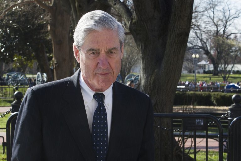 AP Photo,En esta imagen del 24 de marzo de 2019, el entonces fiscal especial Robert Mueller camina frente a la Casa Blanca después de asistir al servicio religioso de la iglesia episcopal de San Juan, en Washington. (AP Foto/Cliff Owen, Archivo)