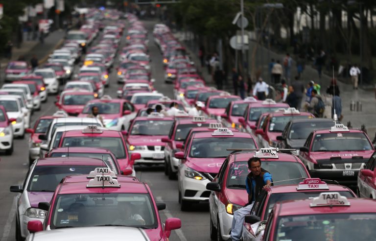 AP Photo,Un hombre sentado en el maletero de un taxi mientras los taxistas protestan para exigir a la ciudad que prohíba las aplicaciones de transporte en la Ciudad de México, el lunes 3 de junio de 2019. (AP Foto/Rebecca Blackwell)