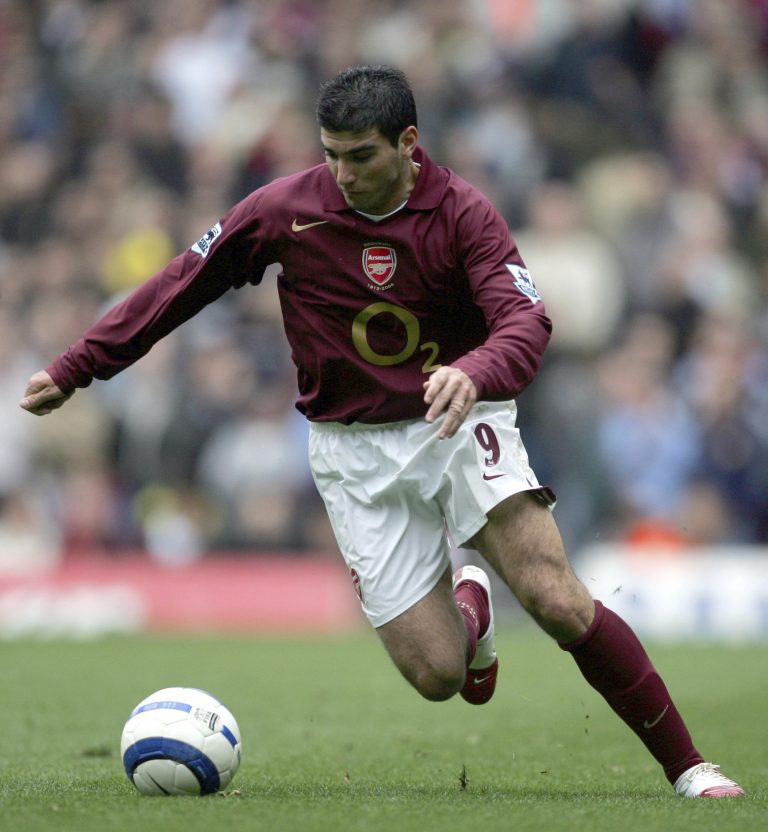 AP Photo, JOSE ANTONIO REYES,ARCHIVO - En esta foto del 1 de abril del 2006, el jugador de Arsenal José Antonio Reyes avanza con el balón en un partido de la liga Premier inglesa contra Aston Villa en Londres. El exjugador de Sevilla y España, que ganó cinco títulos de la Europa Liga y fue parte del equipo de los “Invencibles” de Arsenal, murió en un accidente de tránsito el sábado, 1 de junio del 2019, a la edad de 35 años.  (AP Foto/Tom Hevezi)