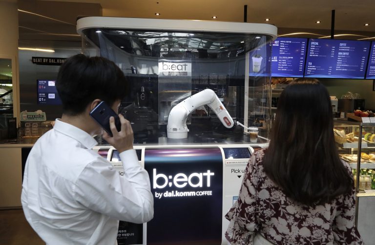 AP Photo,Dos personas esperan por su café en una tienda automatizada de Seúl el 22 de mayo del 2019. (AP Photo/Lee Jin-man)