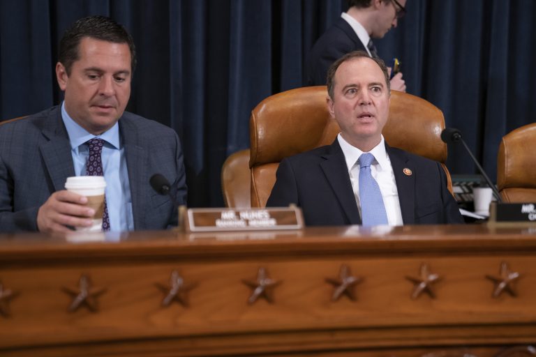 AP Photo, Adam Schiff, Devin Nunes,El presidente de la Comisión de Inteligencia de la Cámara de Representantes, el demócrata Adam Schiff, derecha, junto al republicano de mayor jerarquía de la comisión, Devin Nunes, inicia una audiencia sobre videos falsos políticamente motivados y prensa manipulada en el Congreso, Washington, jueves 13 de junio de 2019. (AP Foto/J. Scott Applewhite)
