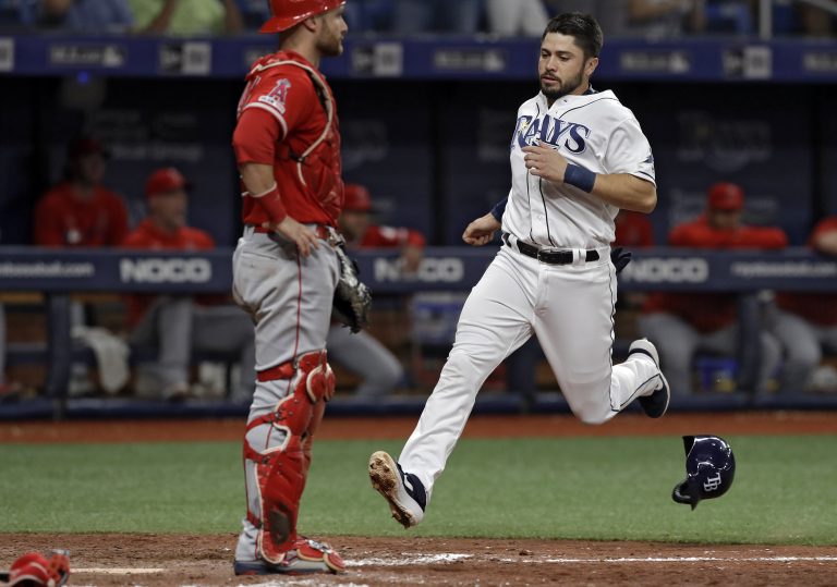 Rays desatan ofensiva, remontan y ganan 9-4 a Angelinos