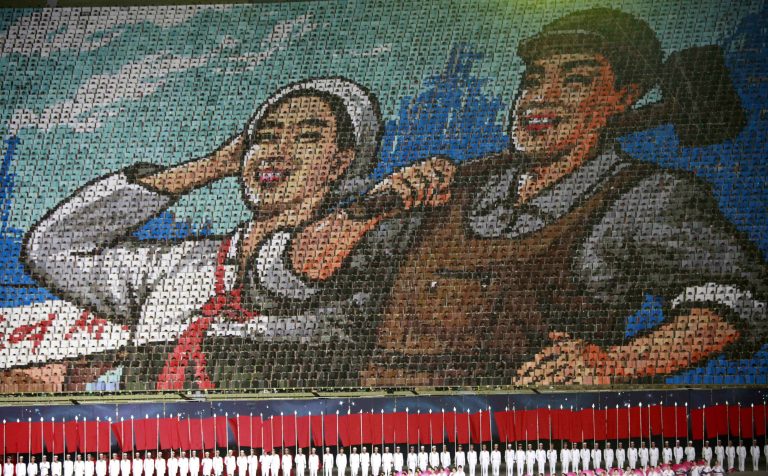 AP Photo,Norcoreanos sostienen tarjetas para formar un mosaico con la imagen de un trabajador y una agriculturo durante una exhibición deportiva, en Pyongyang, Corea del Norte, el 25 de junio de 2019. (AP Foto/Cha Song Ho)
