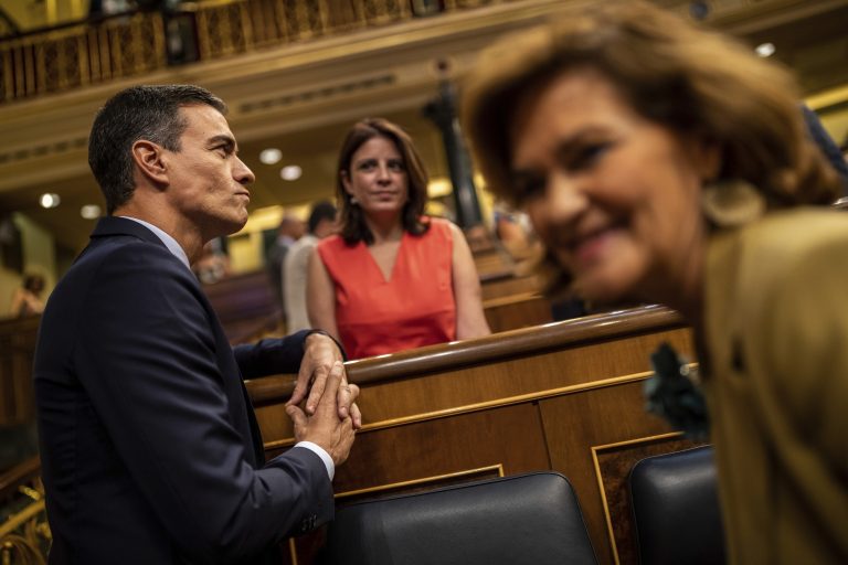 AP Photo,El presidente interino del gobierno español Pedro Sánchez conversa con dirigentes socialistas en el parlamento durante el debate del 22 de julio del 2019. (AP Photo/Bernat Armangue)
