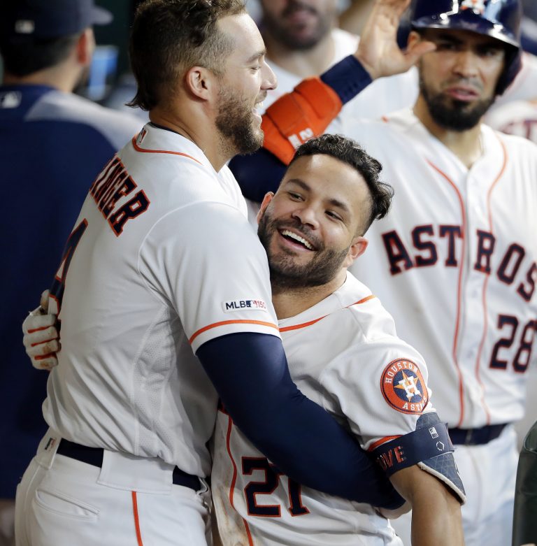 AP Photo,George Springer (izquierda) de los Astros de Houston abraza a José Altuve (medio) en la cueva mientras Robinson Chirinos (derecha) observa durante el juego ante los Atléticos de Oakland, el miércoles 24 de julio de 2019. (AP Foto/Michael Wyke)
