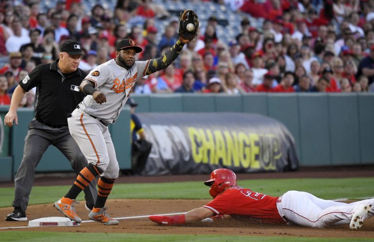 AP Photo, Mike Trout, right, Hanser Alberto,El jugador de los Angelinos de Los Ángeles Mike Trout (derecha) se lanza al piso para llegar a tercera base en un wild pitch mientras el tercera base de los Orioles de Baltimore Hanser Alberto recibe tarde la pelota, en el primer inning del juego de la MLB que enfrentó a ambos equipos, el 25 de julio de 2019, en Anaheim, California. (AP Foto/Mark J. Terrill)