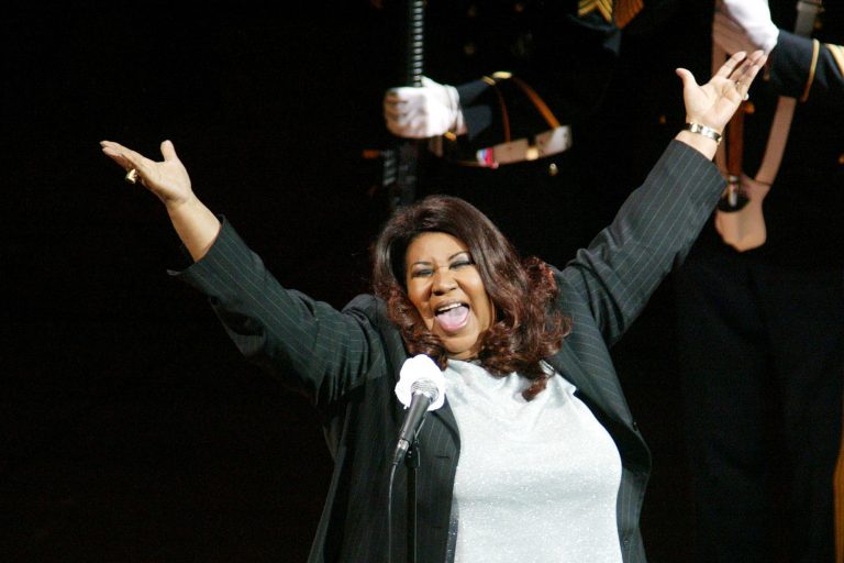 AP Photo, Aretha Franklin,En esta foto del 15 de junio del 2004, Aretha Franklin canta el himno nacional previo a un partido de finales de la NBA entre los Pistons de Detroit y los Lakers de Los Angeles en Auburn Hills, Michigan. La gobernadora de Michigan aprobó el lunes 8 de julio del 2019 una legislación para homenajear a la difunta Reina del Soul con el nombramiento de una autopista. (AP Foto/Al Goldis, Archivo)