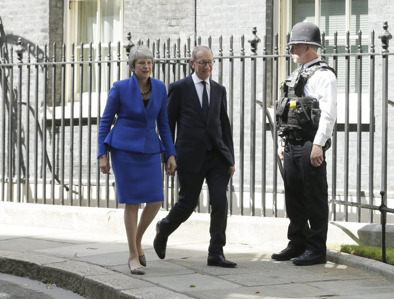 AP Photo,La primera ministra británica Theresa May sale de la residencia de 10 Downing Street con s8u esposo Philip para presentar su renuncia oficial a la reina Isabel, miércoles 24 de julio de 2019.  (AP Foto/Tim Ireland)