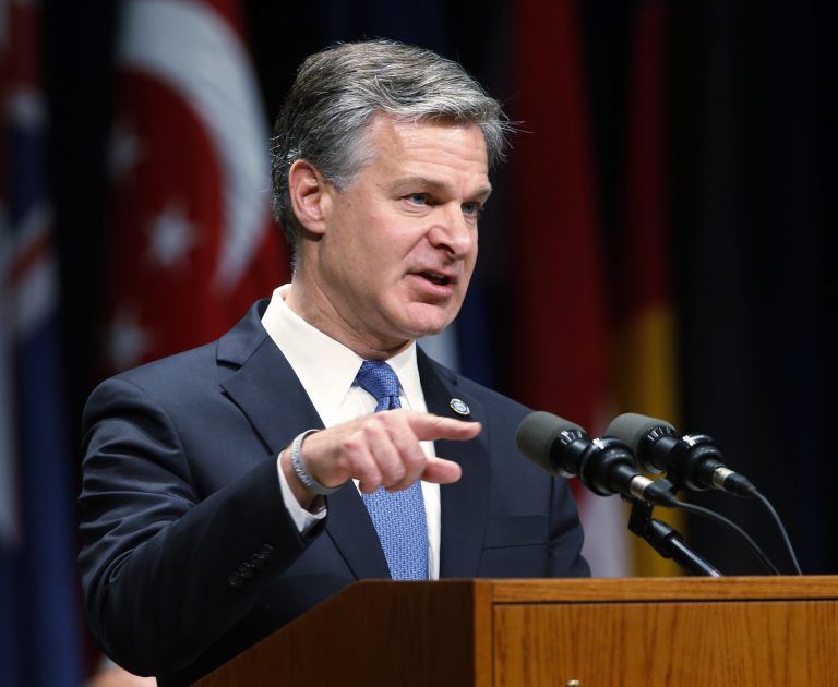 AP Photo, Christopher Wray,El director del FBI Christopher Wray el 7 de junio del 2019 en un evento en Quantico, Virginia. (AP Photo/Steve Helber, File)