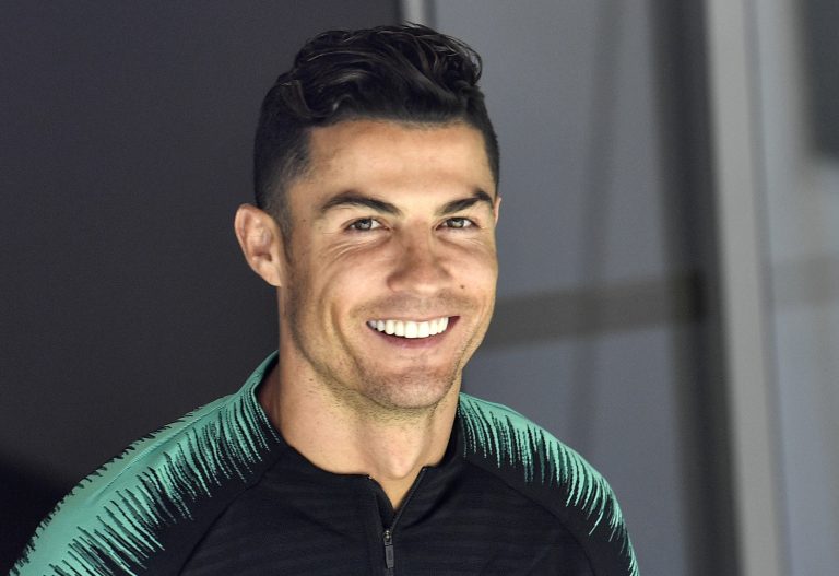 AP Photo,ARCHIVO- En esta fotografía del 8 de junio de 2019, el portugués Cristiano Ronaldo sonríe a su llegada a una práctica en Porto, Portugal. (AP Foto/Martin Meissner, Archivo)