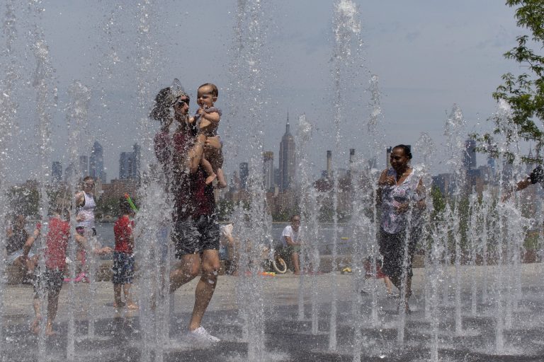 AP Photo,La gente disfruta el día en una fuente desde donde se ve el edificio Empire State en Williamsburg, Brooklyn, el sábado 20 de julio de 2019 en Nueva York. (AP Foto/Eduardo Munoz Alvarez)