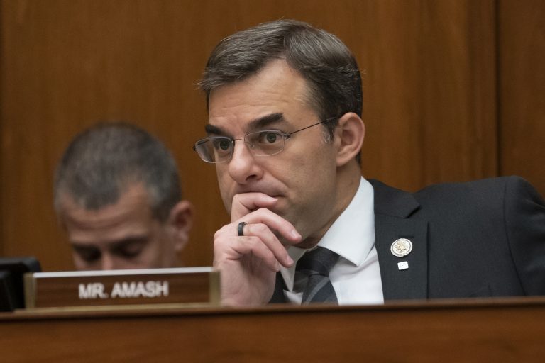 AP Photo, Justin Amash,ARCHIVO - Foto de archivo, 12 de junio de 2019, del representante republica Justin Amash en una sesión en el Congreso en Washington. Amash anunció su renuncia al Partido Republicano el jueves 4 de julio de 2019, desencantado con la política partidista. (AP Foto/J. Scott Applewhite, File )