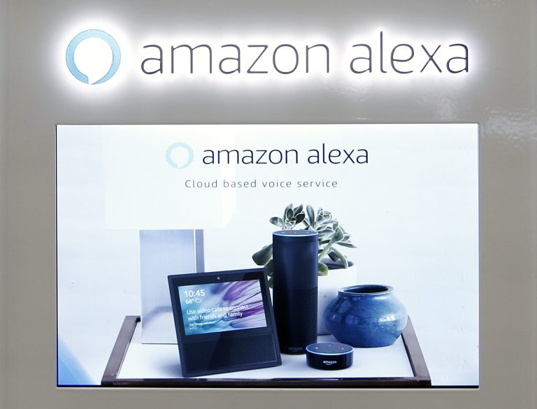 AP Photo,Fotografía de archivo del lunes 7 de agosto de 2017 de una exhibición de Amazon Alexa en una tienda en Hialeah, Florida. (AP Foto/Alan Diaz, Archivo)