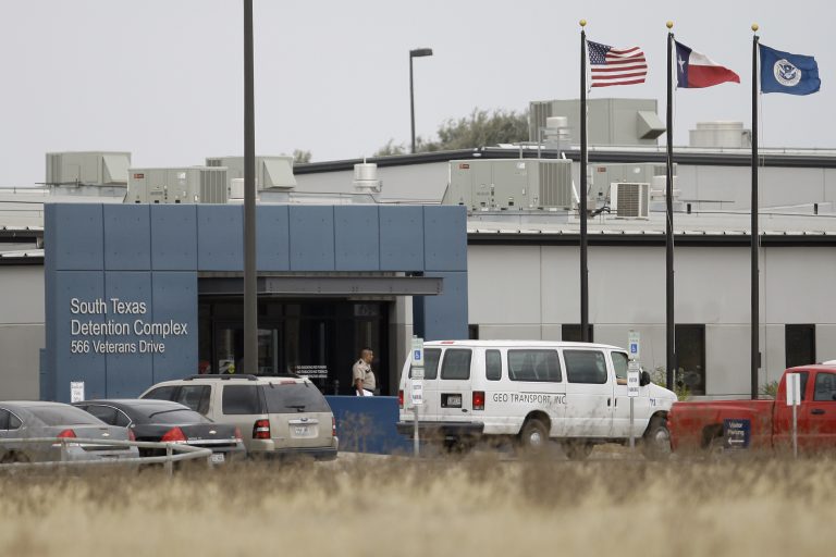 AP Photo,ARCHIVO - En esta fotografía del 10 de febrero de 2009 se muestra un centro de detención en Pearsall, Texas. (AP Foto/Eric Gay, Archivo)