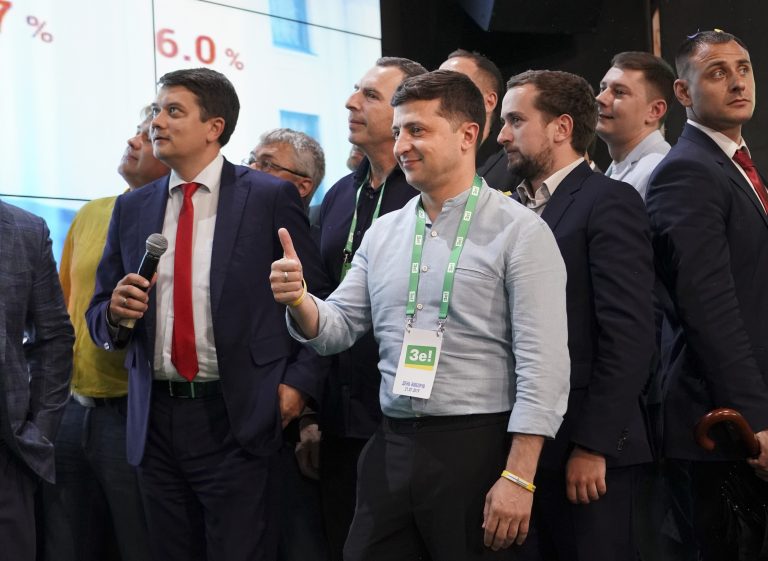 AP Photo,El presidente de Ucrania, Volodymyr Zelenskiy, en el centro, mira con su equipo los resultados electorales en la sede de su partido tras unos comicios parlamentarios, en Kiev, Ucrania, el domingo 21 de julio de 2019. (AP Foto/Evgeniy Maloletka)