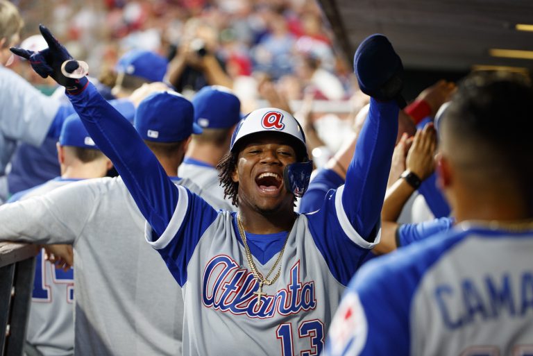 AP Photo,Ronald Acuña Jr. de los Bravos de Atlanta tras anotar un carreras con el grand slam de Ozzie Albies ante los Filis de Filadelfia, el sábado 27 de julio de 2019. (AP Foto/Chris Szagola)