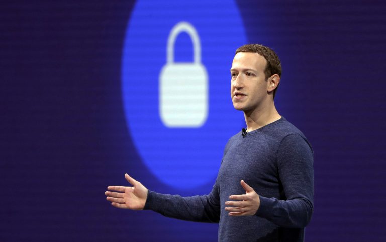 AP Photo, Mark Zuckerberg,ARCHIVO - Foto de archivo, 1 de mayo de 2018, del CEO de Facebook, Mark Zuckerberg, en una conferencia en San José, California. Reguladores federales en Estados Unidos aplicaron el miércoles 24 de julio de 2019 una multa de 5.000 millones de dólares a Facebook por violaciones a la privacidad e instituyeron una mayor supervisión y restricciones a su negocio. (APFoto/Marcio José Sánchez, File)