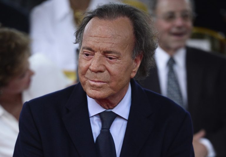 AP Photo, Julio Iglesias,En esta foto del 29 de septiembre del 2016, Julio Iglesias asiste a la ceremonia de develación de su estrella en el Paseo de la Fama en San Juan, Puerto Rico. Un juez declaró el miércoles 10 de julio del 2019 que existen indicios suficientes para concluir que un hombre español de 43 años es hijo biológico del cantante español, quien por años se ha negado a someterse a pruebas genéticas para confirmar la paternidad. (AP Foto/Carlos Giusti, Archivo)