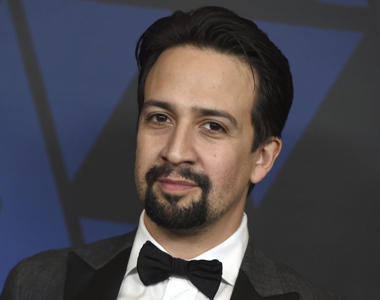 AP Photo, Lin-Manuel Miranda,En esta foto del 18 de noviembre del 2018, Lin-Manuel Miranda llega a los Premios de los Gobernadores en el Teatro Dolby en Los Angeles. Miranda encabezó una manifestación de unas 200 personas el miércoles 17 de julio del 2019 en Manhattan para exigir la renuncia del gobernador de Puerto Rico. (Foto por Jordan Strauss/Invision/AP, Archivo)