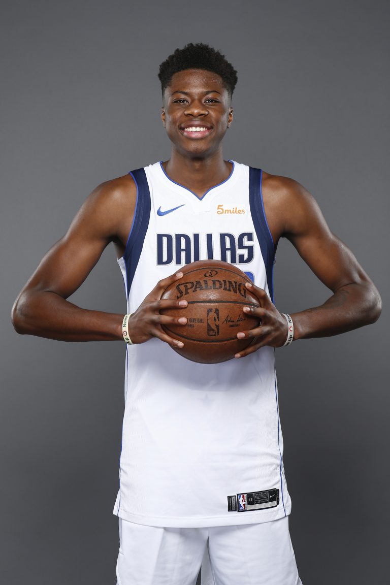 AP Photo,ARCHIVO - En esta foto de archivo del 21 de septiembre de 2018, el alero de los Mavericks de Dallas, Kostas Antetokounmpo, posa durante el día de prensa del equipo de la NBA en Dallas. (AP Foto/Jim Cowsert, Archivo)