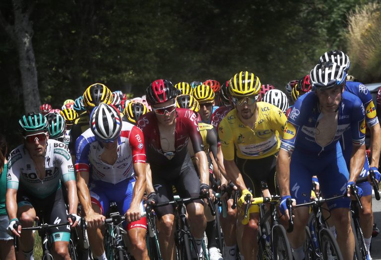 AP Photo,El pelotón, con el francés Julian Alaphilippe portando el maillot amarillo, durante la 15ta etapa del Tour de Francia que comenzó en Limoux y terminó en Prat d'Albis, Francia, el domingo 21 de julio de 2019. (AP Foto/Thibault Camus)
