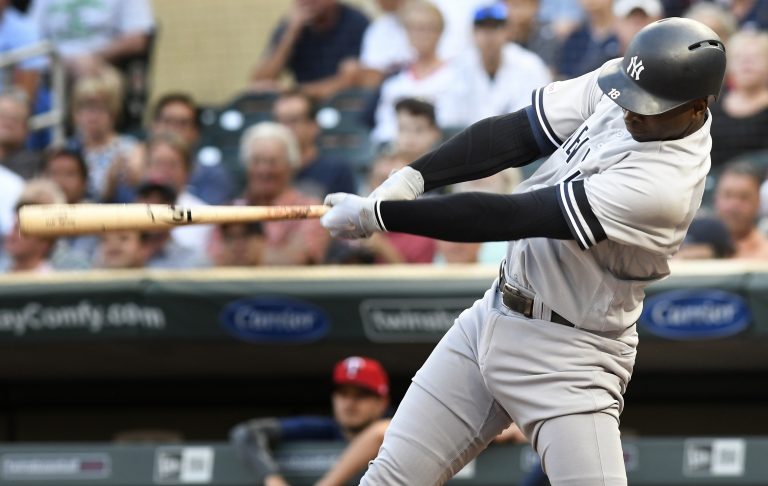 AP Photo,El jugador de los Yanquis de Nueva York Didi Gregorius conecta un doble ante el pitcher Kyle Gibson de los Mellizos de Minnesota, en el primer inning de su juego de béisbol el martes 23 de julio de 2019, en Minneapolis. (AP Foto/Tom Olmscheid)