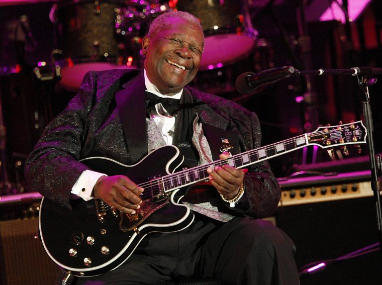 AP Photo,En esta foto del 20 de junio del 2008, B.B. King toca la noche inaugural de la 87ma temporada del Hollywood Bowl en Los Ángeles. Julien's Auctions anunció el martes 23 de julio del 2019 que el prototipo de la guitarra negra Gibson ES-345 de King está entre los artículos de su patrimonio que se ofrecerán en subasta el 21 de septiembre. La rematadora dijo que Gibson le obsequió a King el instrumento para su 80mo cumpleaños. (AP Foto/Dan Steinberg, Archivo)