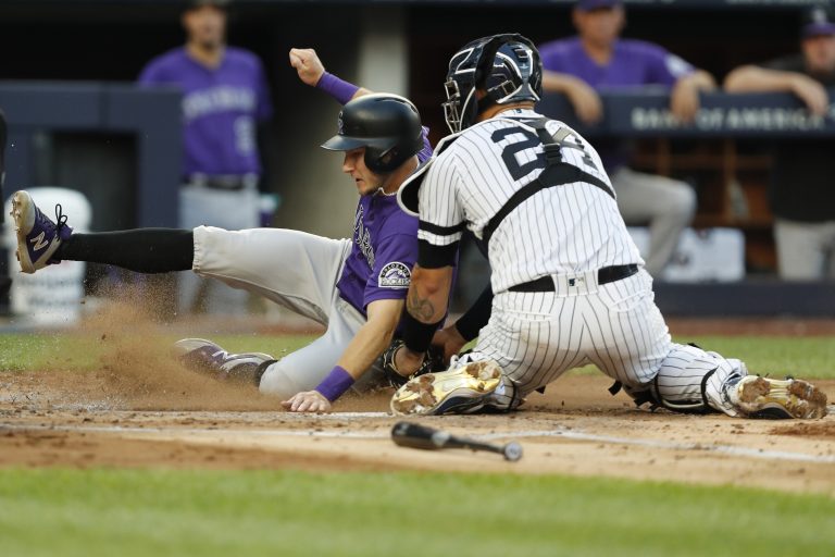 AP Photo, Gary Sanchez, Garrett Hampson,El receptor de los Yanquis de Nueva York Gary Sanchez (24) saca out en el plato a Garrett Hampson, de los Rockies de Colorado, en el segundo inning de un juego de béisbol el 19 de julio del 2019. (AP Foto/Kathy Willens)