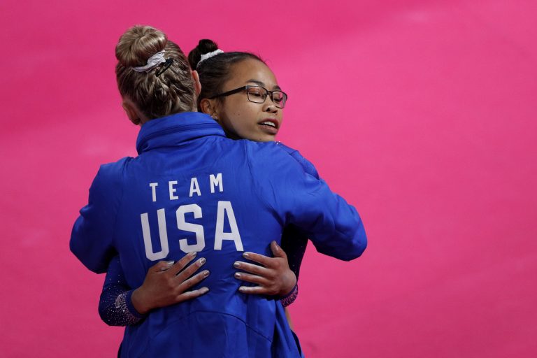 AP Photo,La estadounidense Morgan Hurd recibe un abrazo de una entrenadora tras realizar su rutina de piso en las eliminatorias de la gimnasia en los Juegos Panamericanos de Lima, el sábado 27 de julio de 2019 (AP Foto/Rebecca Blackwell)