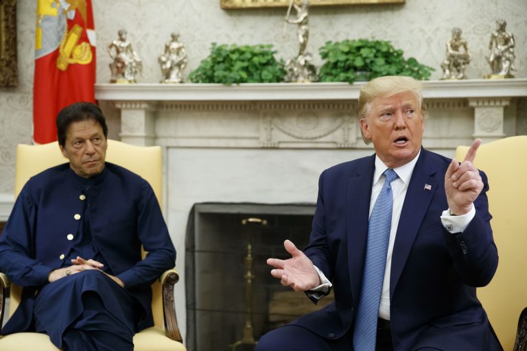 AP Photo, Donald Trump,El presidente Donald Trump habla durante una reunión con el primer ministro pakistaní Imran Kahn en la Casa Blanca en Washington, el lunes 22 de julio de 2019. (AP Foto/Alex Brandon)