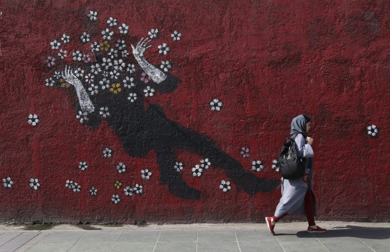 AP Photo,Una mujer paa junto a un mural en el centro de Teherán, el domingo 21 de julio de 2019. (AP Foto/Vahid salemi)