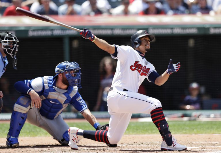 AP Photo, Francisco Lindor, Cam Gallagher,El puertorriqueño Francisco Lindor, derecha, de los Indios de Cleveland, pega un jonrpon de dos carreras en contra de los Reales de Kansas City, en el partido del 21 de julio de 2019, en Cleveland. (AP Foto/Tony Dejak)
