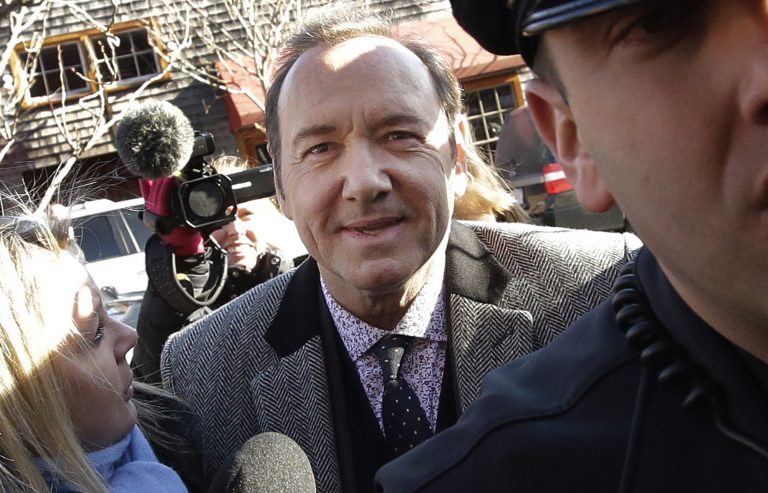 AP Photo, Kevin Spacey,En esta foto del 7 de enero del 2019, Kevin Spacey llega a la Corte de Distrito en Nantucket, Massachusetts. La policía británica viajó a Estados Unidos para interrogar al actor ante denuncias de violencia sexual, se informó el sábado 6 de julio de 2019. (AP Foto/Steven Senne)
