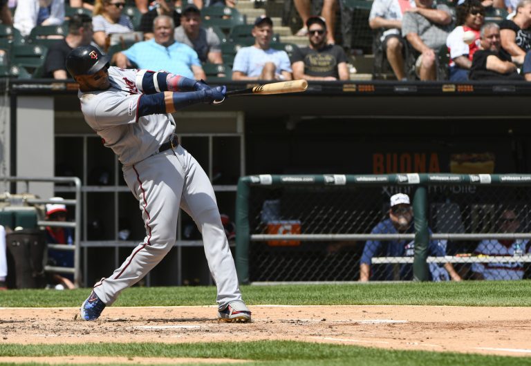 AP Photo,El jugador de los Mellizos de Minnesota, el dominicano Nelson Cruz (23), batea un doble productor de dos carreras contra los Medias Blancas de Chicago durante el cuarto inning de un juego de béisbol, el domingo 28 de julio de 2019, en Chicago. (AP Foto/Matt Marton)