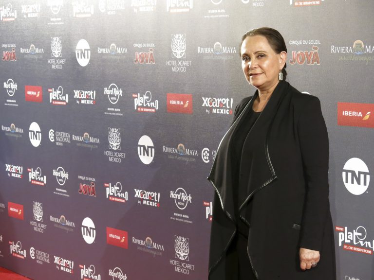 AP Photo,ARCHIVO – En esta fotografía de archivo del 20 de febrero de 2018 la actriz mexicana Adriana Barraza posa durante un evento para promover la quinta edición de los Premios Platino en la Ciudad de México. Barraza actúa en el cortometraje “Bibi” que será estrenado el 20 de julio de 2019 en el LA Shorts International Film Festival. El cortometraje aborda el tema de la inclusión en una familia latina con un integrante gay. (Foto AP/Berenice Bautista, archivo)