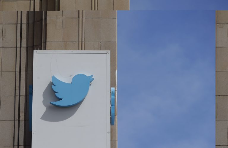 AP Photo,Fotografía de archivo del 9 de julio de 2019 de un letrero afuera de las oficinas de Twitter en San Francisco. (AP Foto/Jeff Chiu, Archivo)