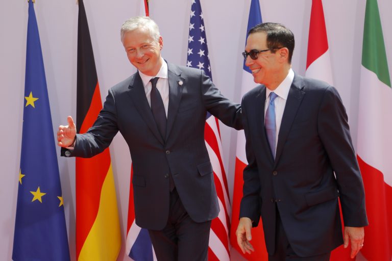 AP Photo, Bruno Le Maire,El ministro de finanzas de Francia Bruno Le Maire (i) con el secretario del tesoro de EEUU Steve Mnuchin en la reunión del G7 en Chantilly, Francia el 17 de julio del 2019.   (AP Photo/Michel Euler)