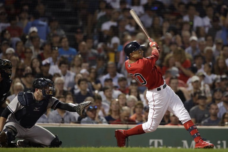 AP Photo, Mookie Betts, Austin Romine,Mookie Betts de los Medias Rojas de Boston dispara un jonrón ante los Yanquis de Nueva York, el viernes 26 de julio de 2019. (AP Foto/Elise Amendola)
