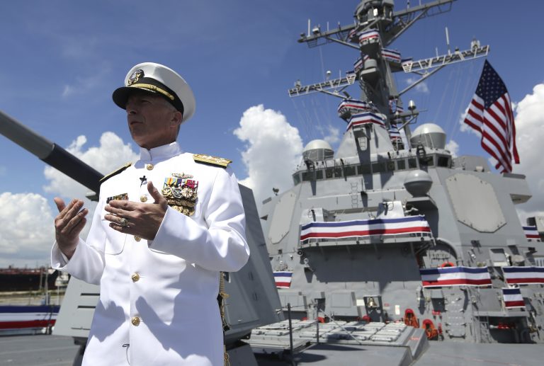 AP Photo, Craig Faller,El almirante de la Armada Craig Faller, jefe del Comando Sur de Estados Unidos, habla con los medios después de una ceremonia de presentación del buque de guerra Paul Ignatius de la Marina estadounidense, el sábado 27 de julio de 2019, en Port Everglades en Fort Lauderdale, Florida. (AP Foto/Lynne Sladky)