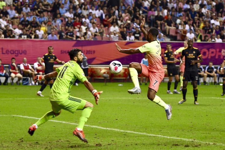 AP Photo,El arquero de los Wanderers de Wolverhampton Rui Patricio (izquierda), bloquea un lanzamiento de Raheem Sterling, del Manchester City, en la final del trofeo Premier League Asia, en Shanghai, China, el 20 de julio de 2019. (Chinatopix Via AP) CHINA OUT