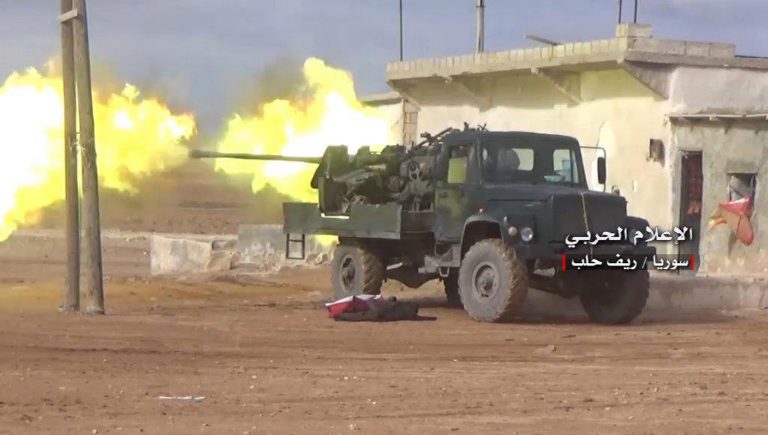 AP Photo,ARCHIVO - En esta imagen de archivo del sábado 20 de junio de 2018, proporcionada por el Medio Militar Central Sirio, controlado por el gobierno, fuerzas del gobierno sirio disparando un arma durante una batalla contra fuerzas de oposición en una zona rural de Aleppo, Siria. (Syrian Central Military Media, via AP, Archivo)