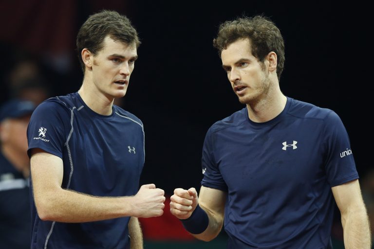 AP Photo,ARCHIVO - En esta foto del 28 de noviembre del 2015, el británico Andy Murray, derecha, y su hermano Jamie Murray son vistos durante el match final de dobles de la Copa Favis contra los belgas Steve Darcis y David Goffin en Ghent, Bélgica.   (AP Foto/Alastair Grant)