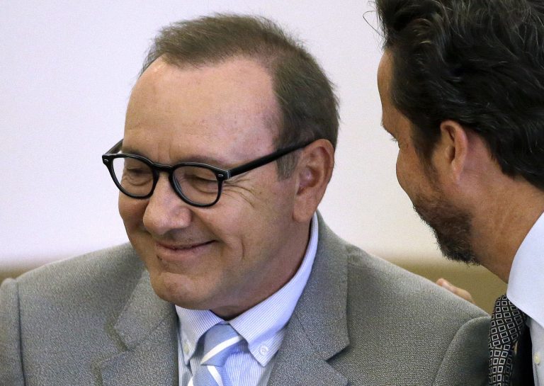 AP Photo, Kevin Spacey,ARCHIVO – En esta fotografía del 3 de junio de 2019 el actor Kevin Spacey escucha al fiscal Alan Jackson durante una audiencia previa a su juicio en Nantucket, Massachussets. El miércoles 17 de julio los fiscales retiraron un caso por abuso sexual contra el actor galardonado con el Oscar quien había sido acusado de toquetear a un joven de 18 años en el bar y restaurante Club Car en Nantucket en 2016. (Foto AP/Steven Senne, archivo)