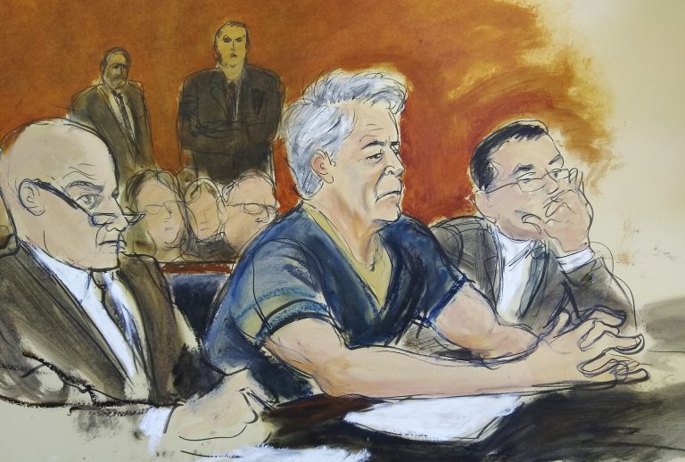 AP Photo,Este bosquejo de un artista de corte muestra al acusado Jeffrey Epstein, centro, al lado de su abogados Martin Weinberg, izquierda, y Marc Fernich  durante su audiencia de instrucción de cargos en una corte federal de Nueva York, el lunes 8 de julio del 2019. (Elizabeth Williams via AP)