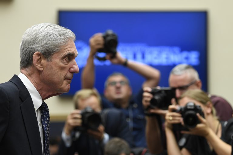 AP Photo, Robert Mueller,El exfiscal especial Robert Mueller vuelve al estrado después de un descanso durante su testimonio ante la Comisión de Inteligencia de la Cámara de Representantes en el Capitolio, el miércoles 24 de julio de 2019, en Washington. (AP Foto/Susan Walsh)