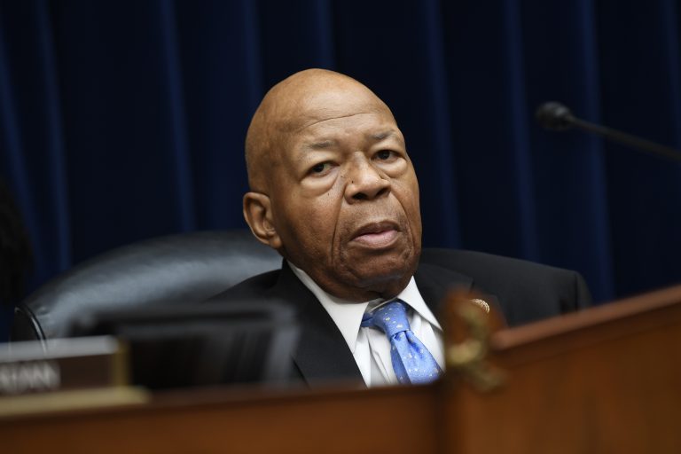 AP Photo, Elijah Cummings,El presidente de la Comisión para la Supervisión y Reforma del Gobierno de la cámara baja, Elijah Cummings, aguarda el inicio de una audiencia en el Congreso, Washington, 15 de julio de 2019.  (AP Foto/Susan Walsh)