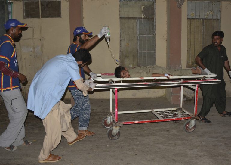 AP Photo,Voluntarios paquistaníes llevan a un niño herido a un hospital en Quetta, Pakistán, el martes 23 de julio de 2019. Un funcionario paquistaní informó que una bomba estalló en un mercado en las afueras de Quetta, matando a varias personas e hiriendo a decenas más. (AP Foto/Arshad Butt)