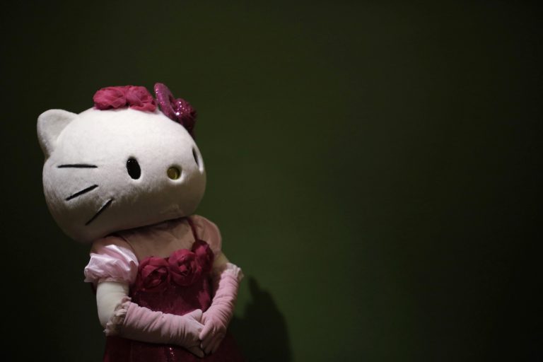 AP Photo,Fotografía de archivo del jueves 30 de octubre de 2014 de una modelo japonesa vestida de Hello Kitty esperando a visitantes para que posen para una foto de recuerdo en Sanrio Puroland, un parque temático de Hello Kitty en Tokio. (AP Foto/Eugene Hoshiko, Archivvo)