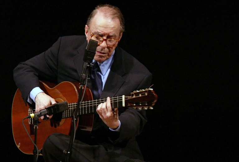 AP Photo, Joao Gilberto,ARCHIVO - En esta fotografía de archivo del 18 de junio de 2004, el compositor brasileño Joao Gilberto toca la guitarra en el Carnegie Hall, en Nueva York. (AP Foto/Mary Altaffer, Archivo)